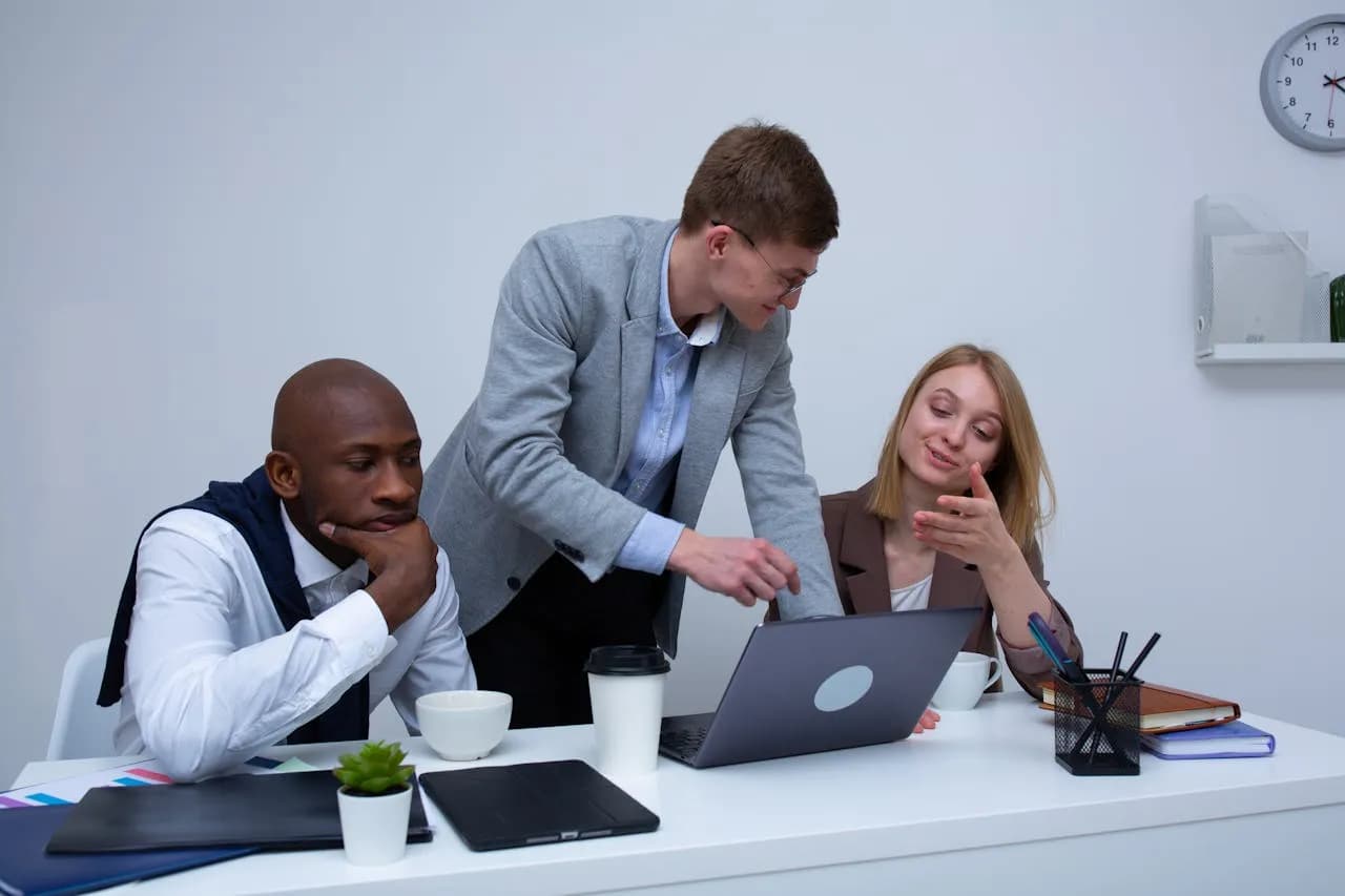Equipe em reunião analisando indicadores contábeis