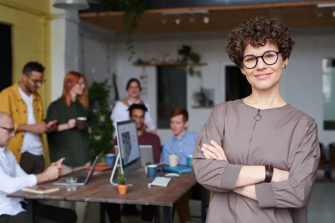 Profissional analisando indicadores financeiros